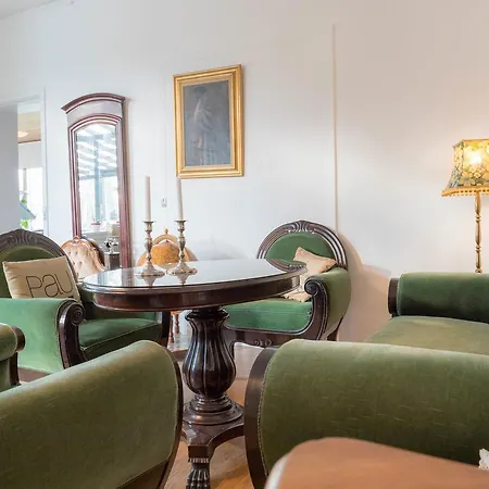 Hostel Vandrerhjem, I Kongens Baghave